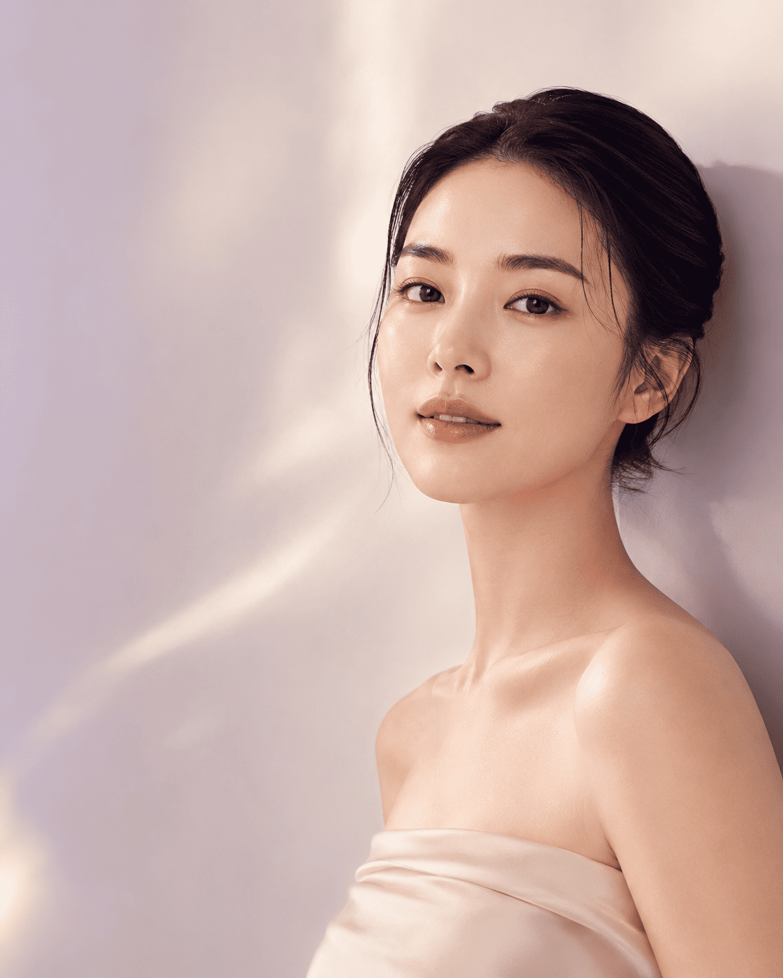 Wanita Asia dengan kulit sehat dan natural di Amethyst Aesthetic Clinic Surabaya